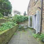 Modern 1Bd Basement Flat Near Victoria Park London