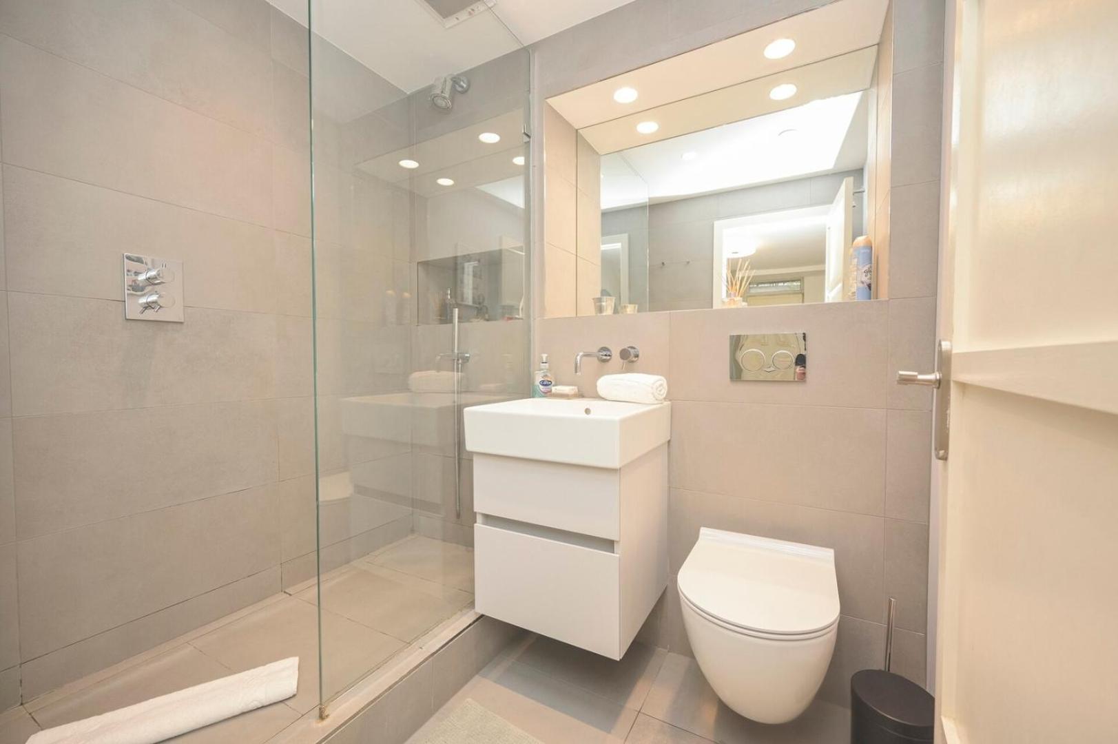 Modern 1bd Basement Flat Near Victoria Park