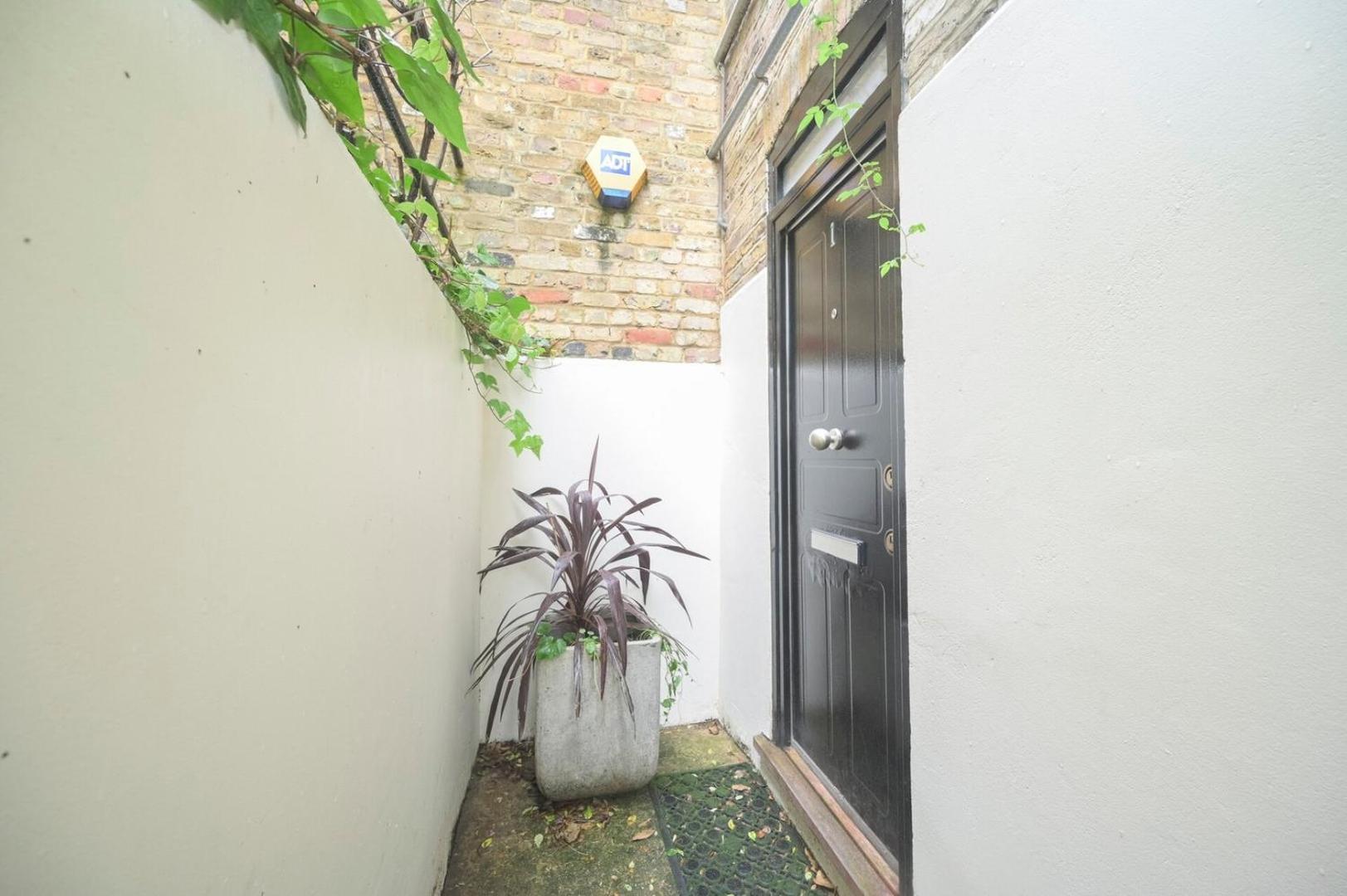 Modern 1bd Basement Flat Near Victoria Park Apartment *