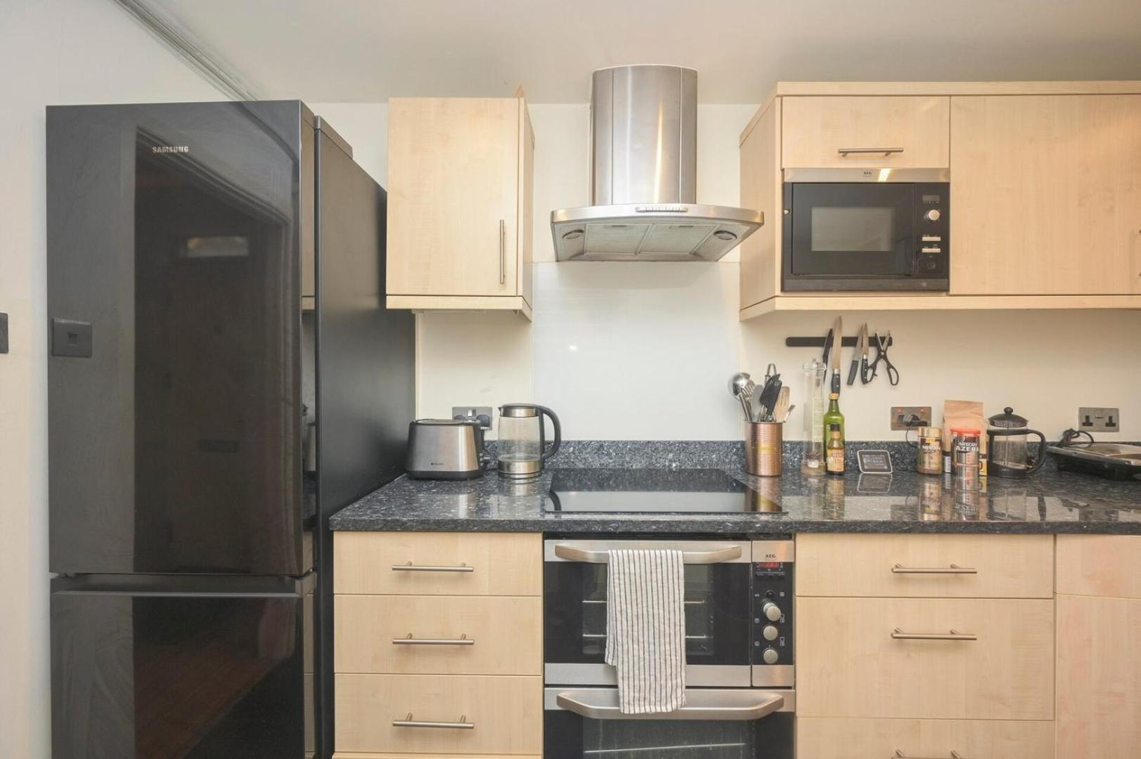 Modern 1bd Basement Flat Near Victoria Park Apartment
