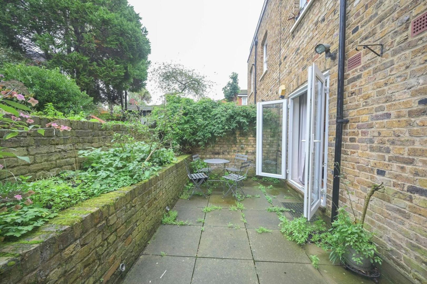 Modern 1bd Basement Flat Near Victoria Park Apartment *