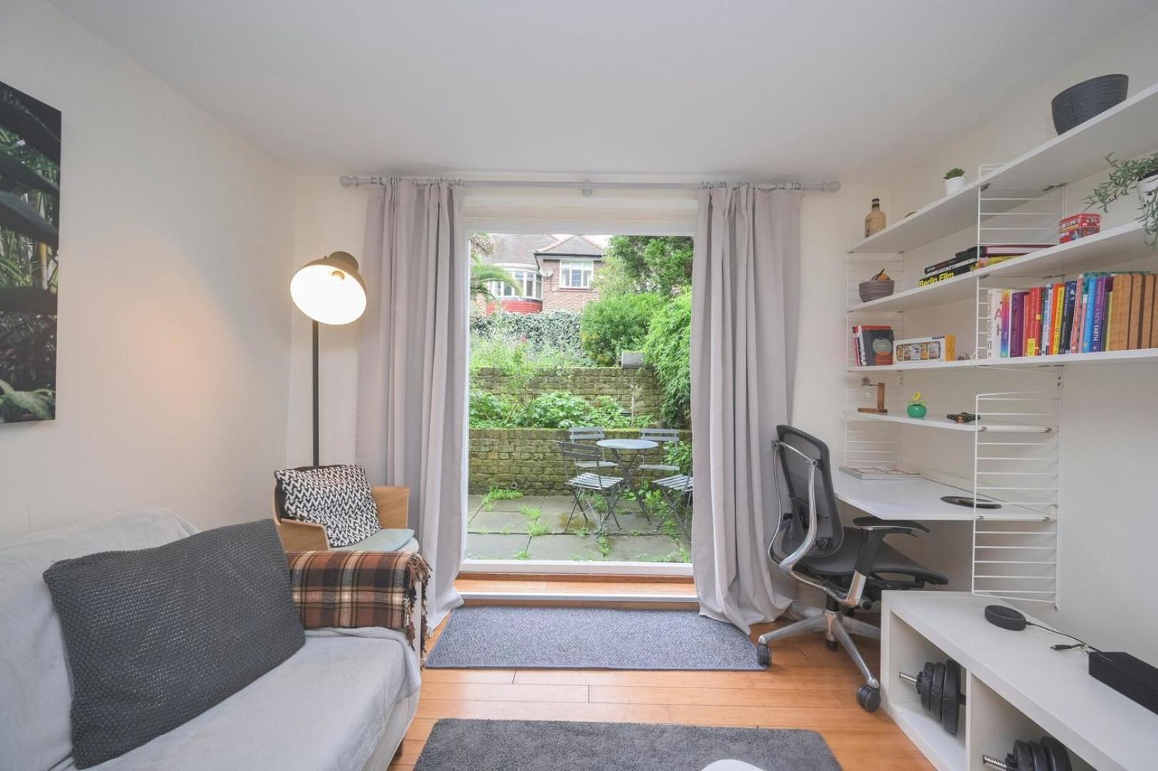 Modern 1bd Basement Flat Near Victoria Park Apartment London